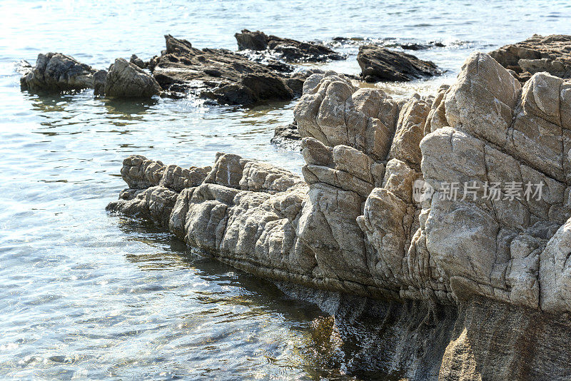 希腊，Halkidiki, Aynoroz岛(ouranoupolii - athos)，多岩石的海边